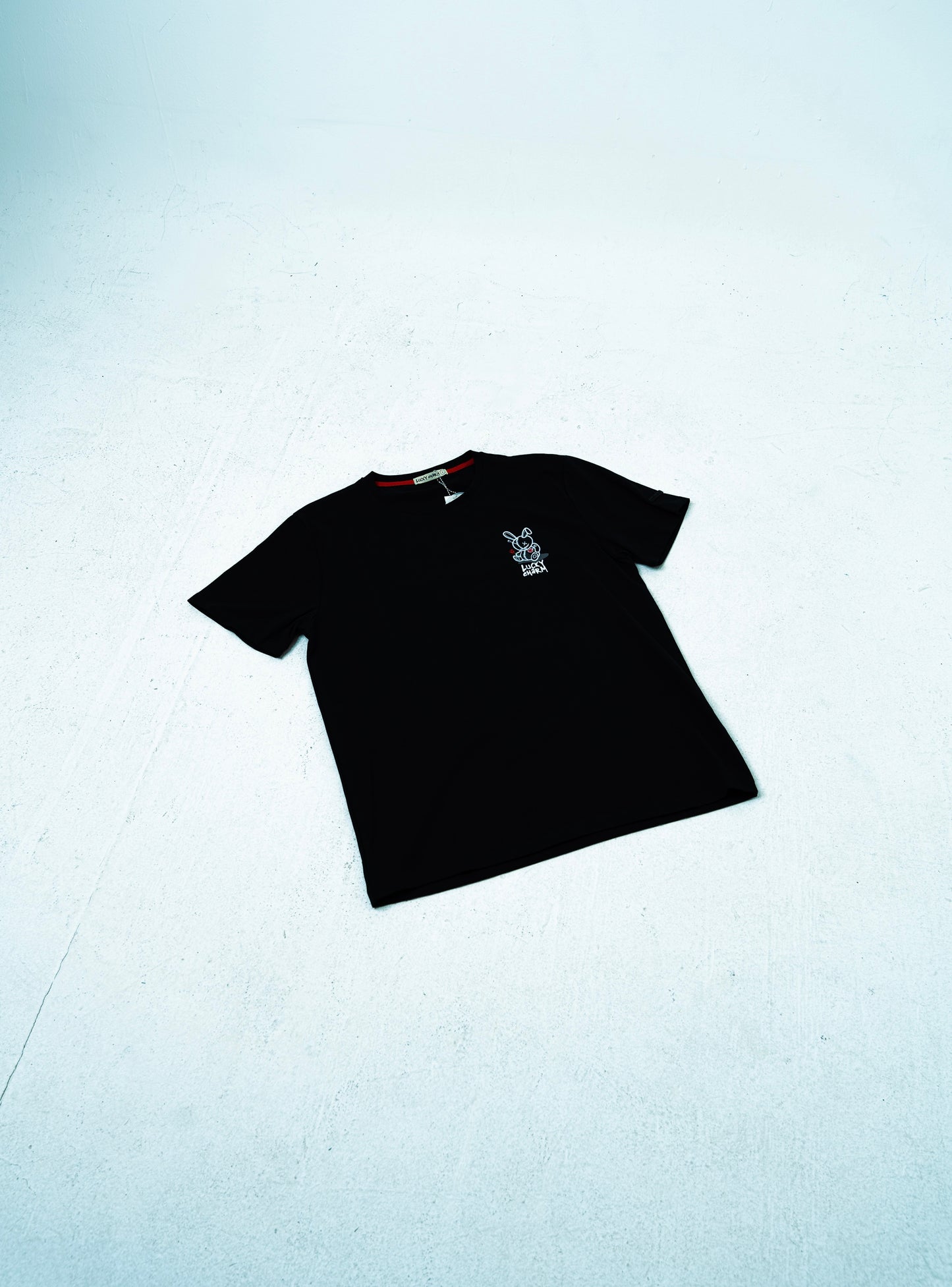 LUCKY CHARM TEE SMALL LOGO BLACK/WHITE