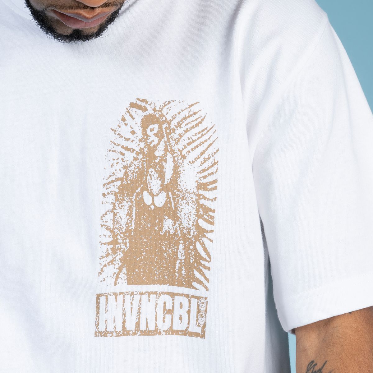 INVNCBL GOD VS SELF - WHITE TEE